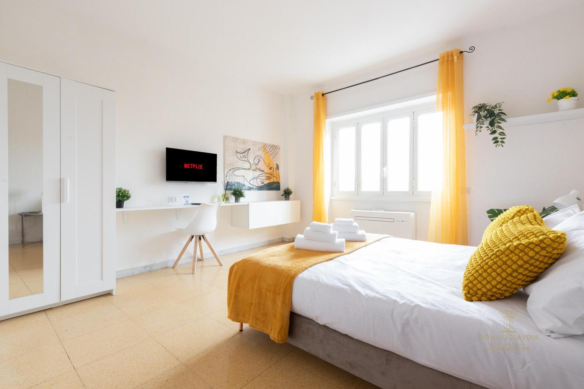 Domvs Clavdia - Metro Station, 8 Min To Center, Roma, 6pax, A-c Apartment